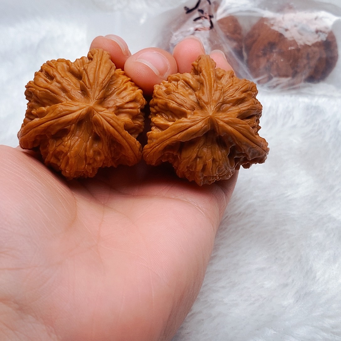 川***，文玩核桃吊坠三棱