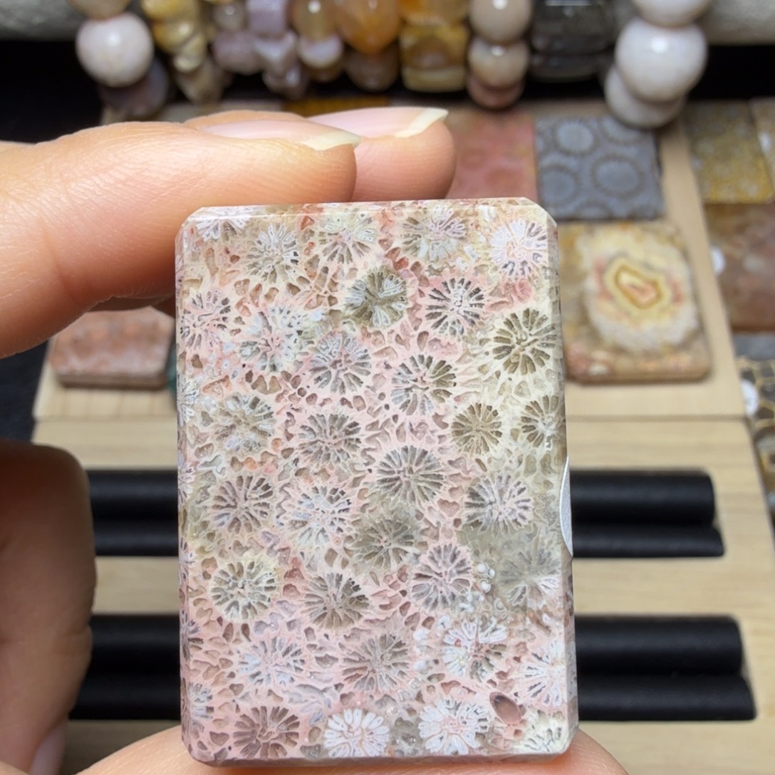 硅化玉未镶嵌闪闪 紫粉绿满花，像小花园