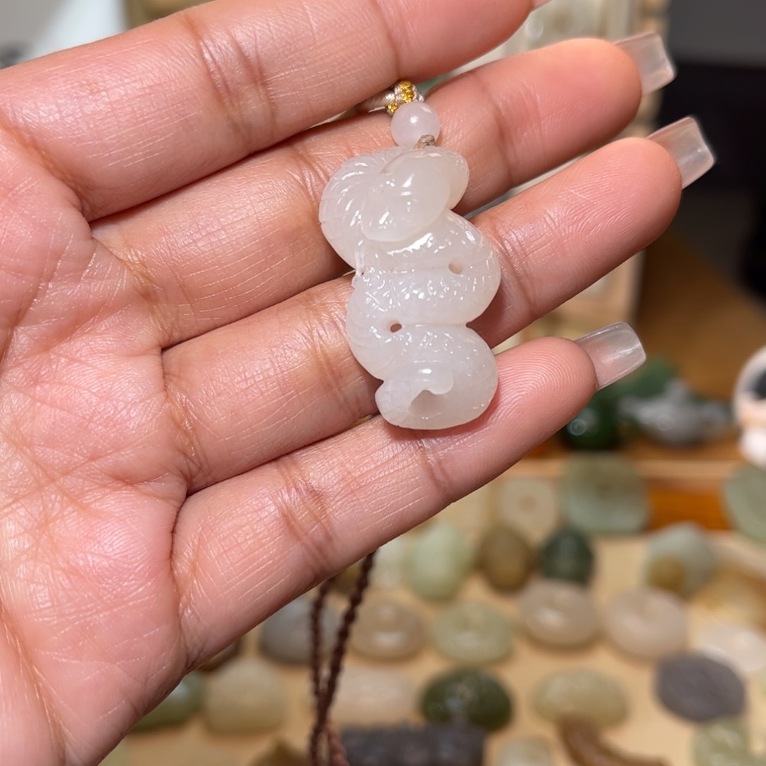 和田玉颈饰未镶嵌子**。