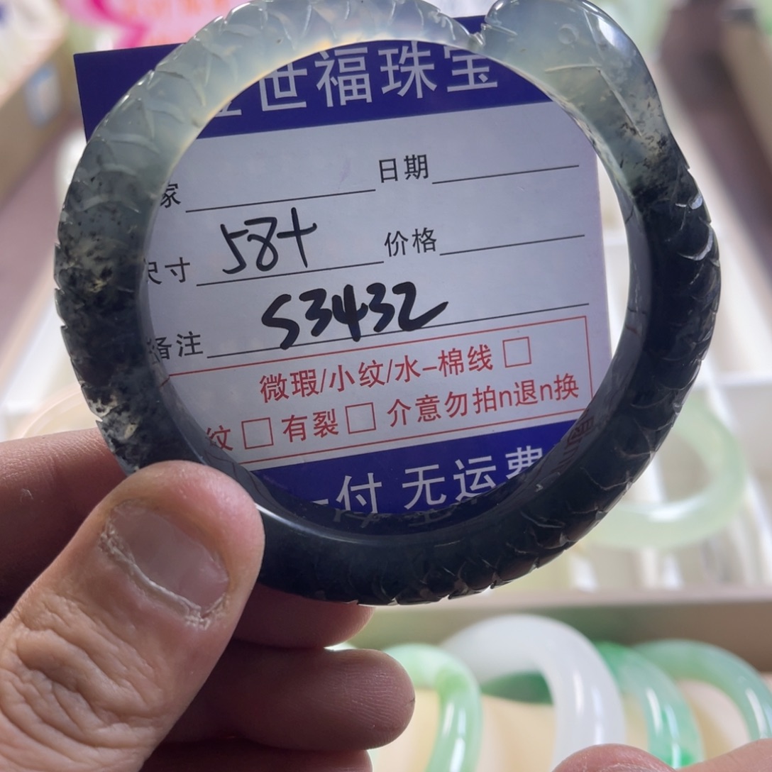 蛇纹石玉颈饰未镶嵌