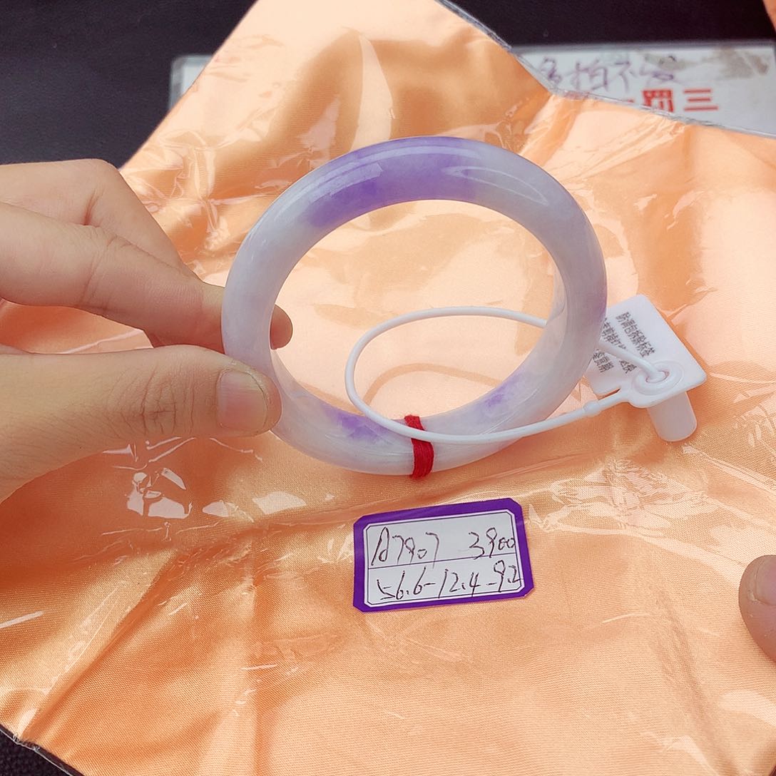 翡翠手镯未镶嵌翡翠