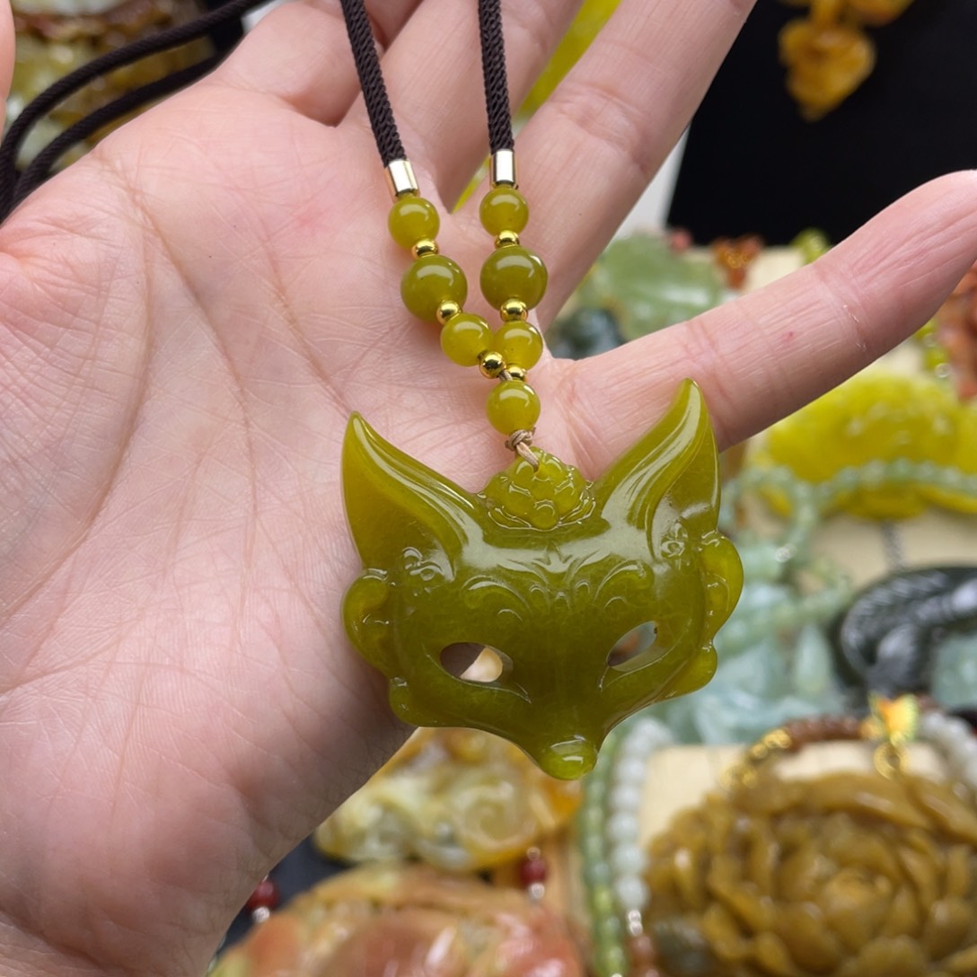 未镶嵌蛇纹石玉颈饰