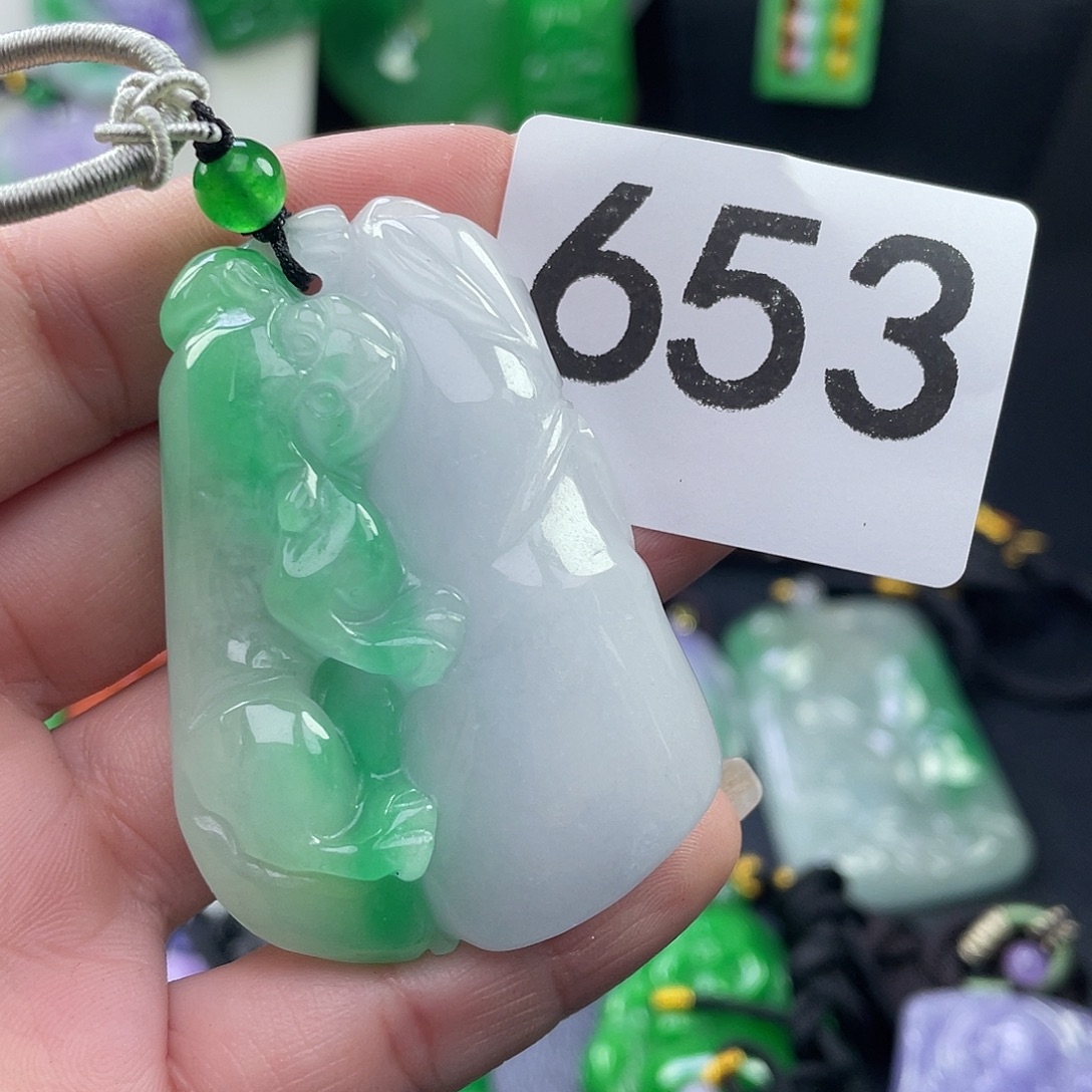 翡翠未镶嵌吊坠(赠链)