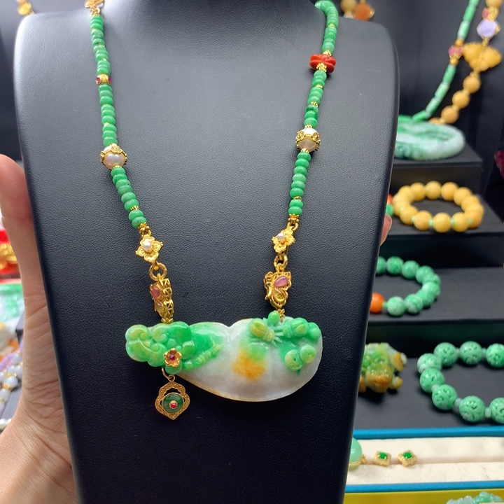 翡翠颈饰未镶嵌翡翠如意