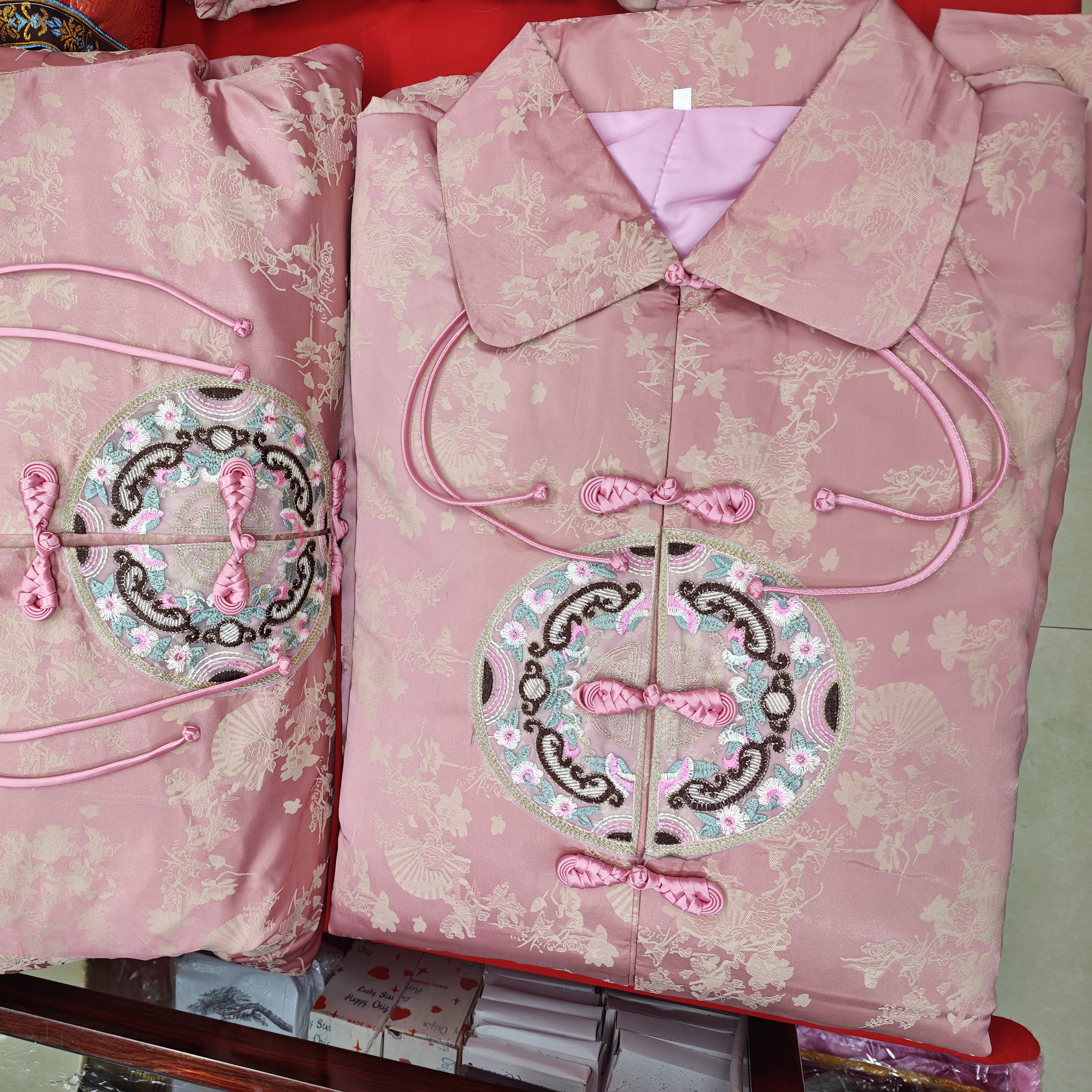 【店铺畅销女款】提花如意花团纹国风粉色四领三腰七件套送全套用品