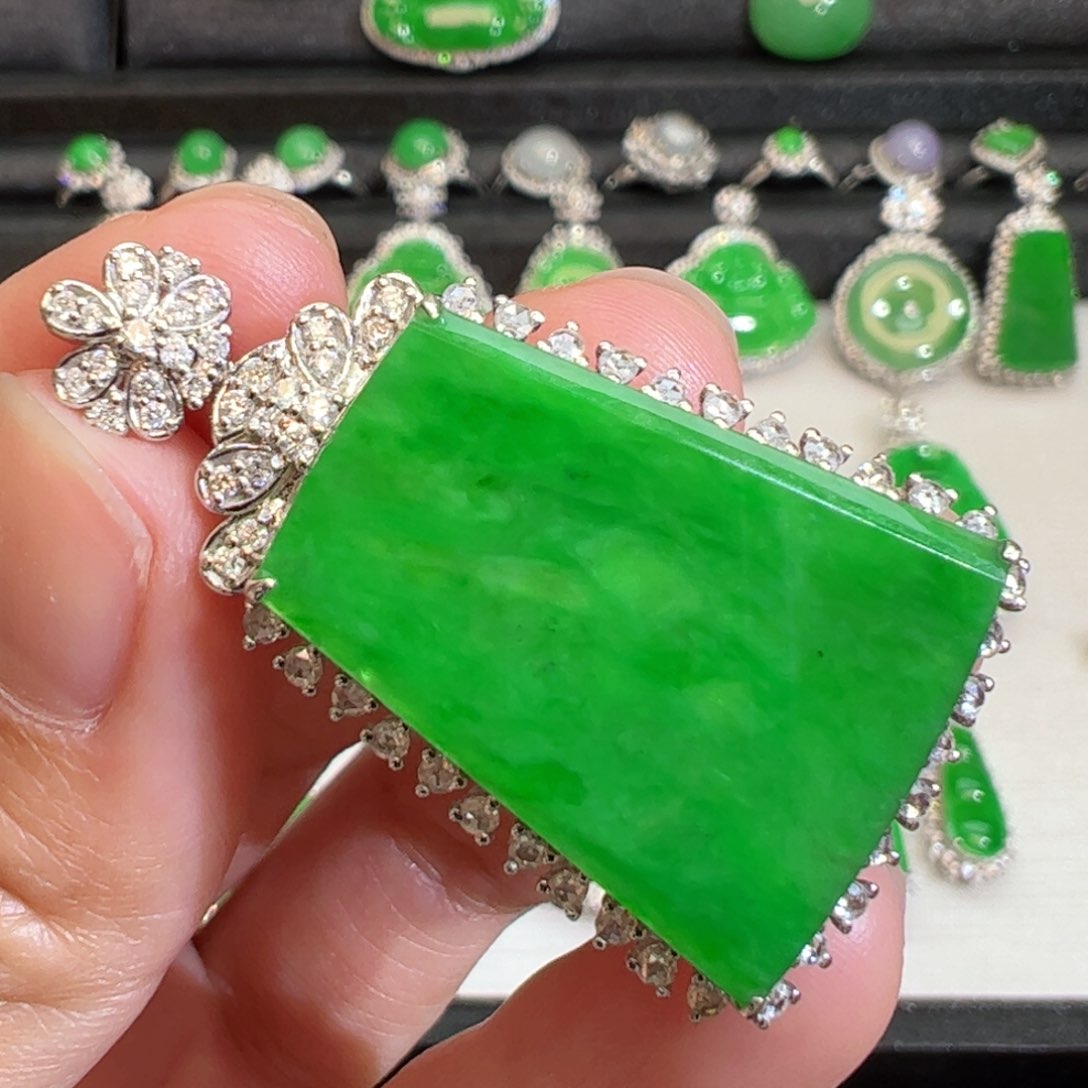 翡翠吊坠(不含链)18K金镶嵌