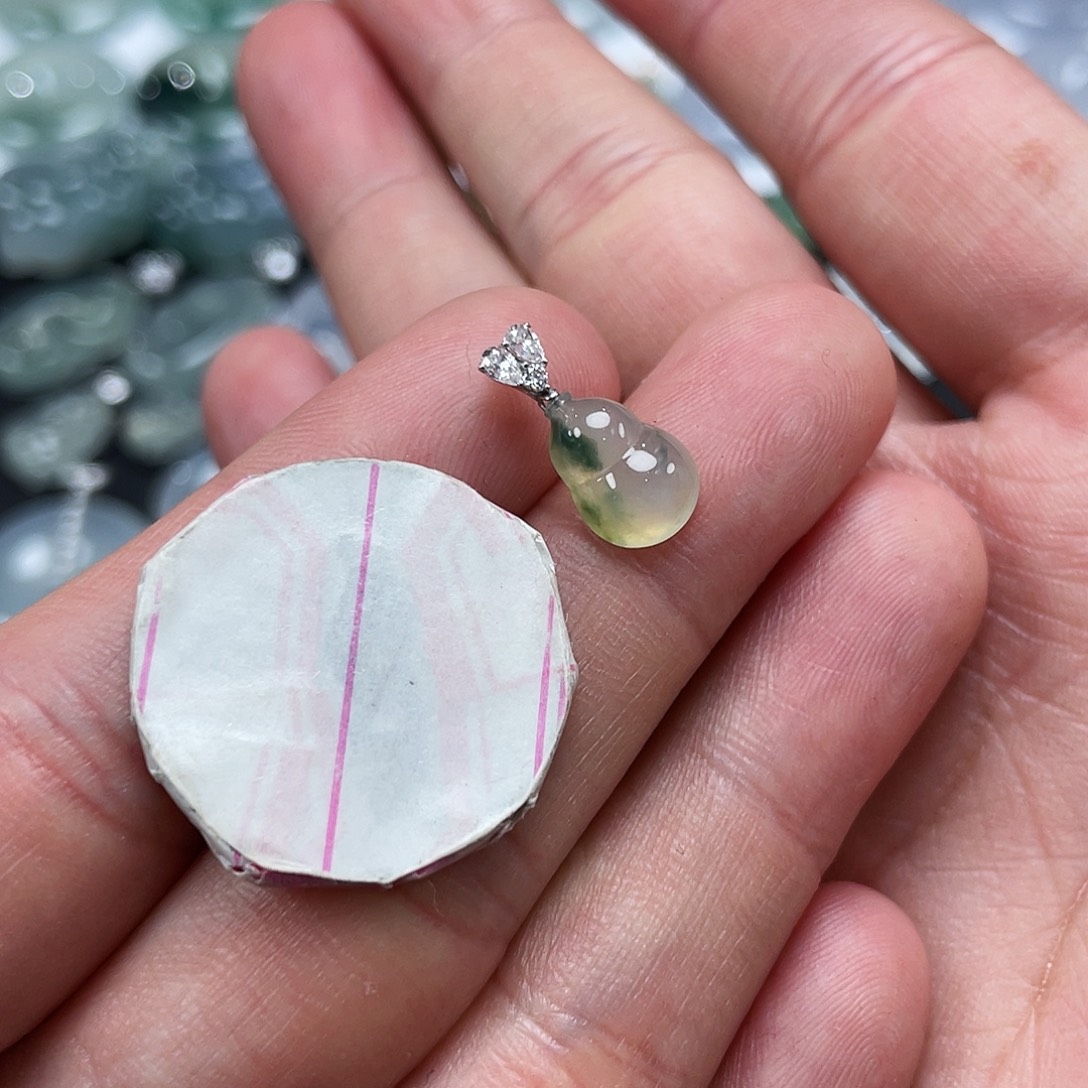 @***！翡翠18K金镶嵌颈饰