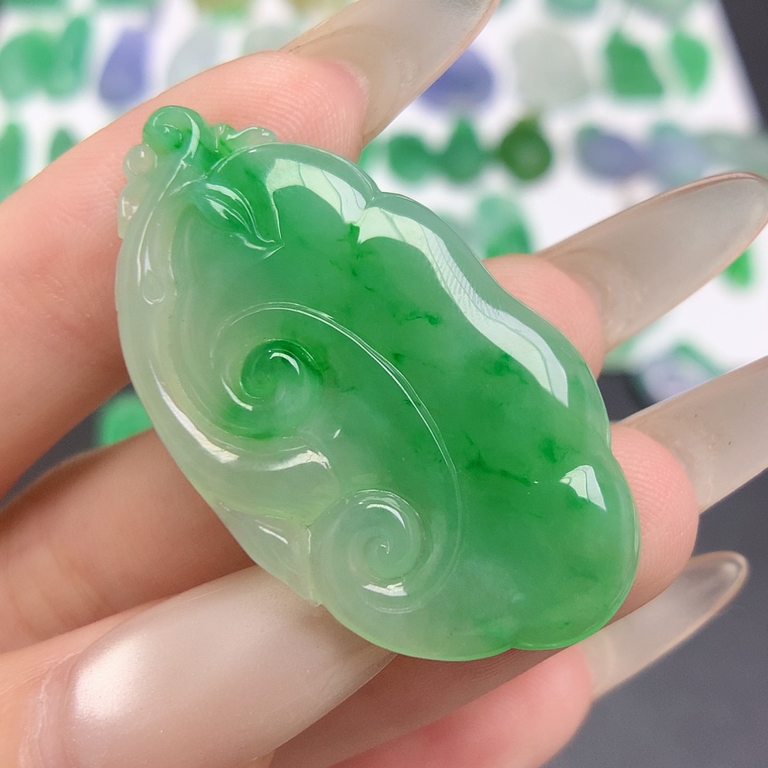 翡翠未镶嵌颈饰如意