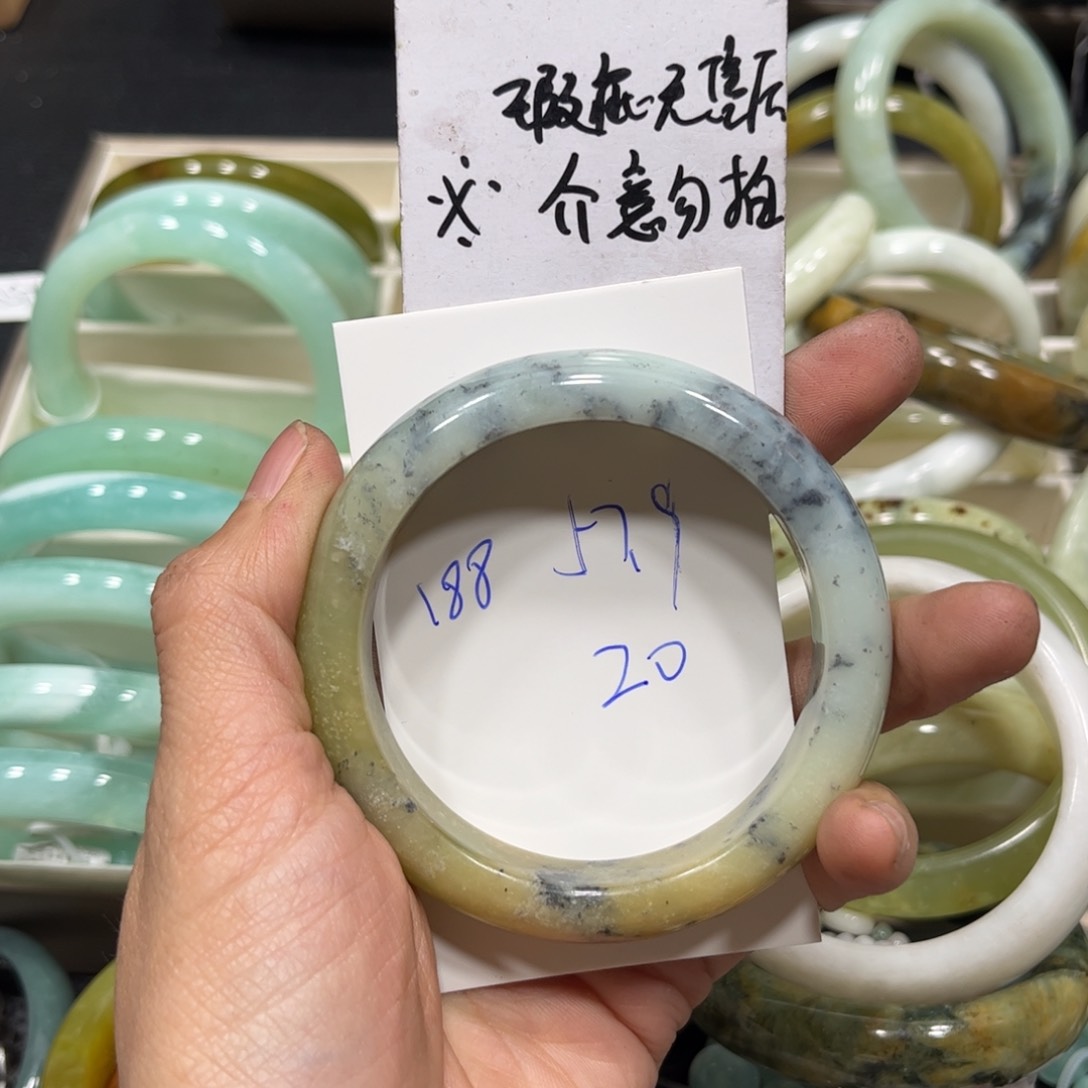 蛇纹石玉手镯未镶嵌