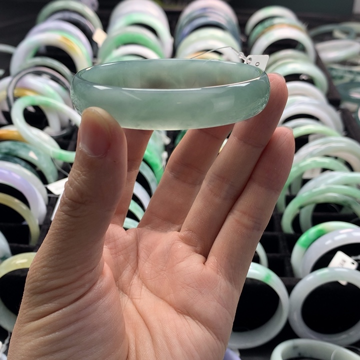 翡翠手镯未镶嵌金****?翡翠