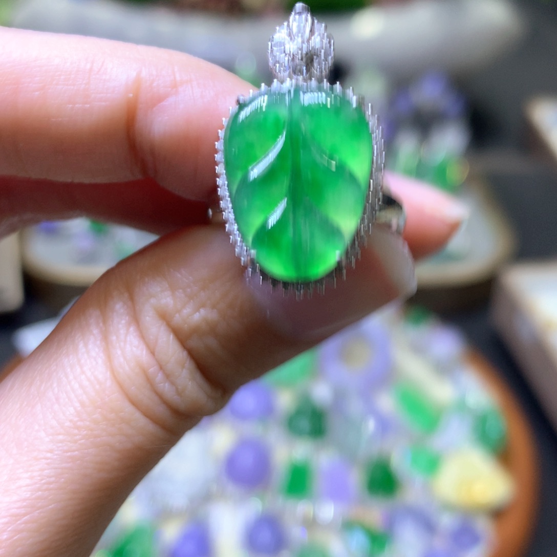 【闪购商品】翡翠颈饰18K金镶嵌翡翠吊坠项链