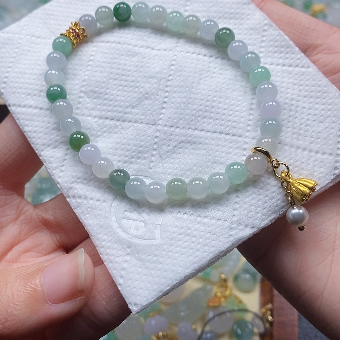 翡翠颈饰未镶嵌闪