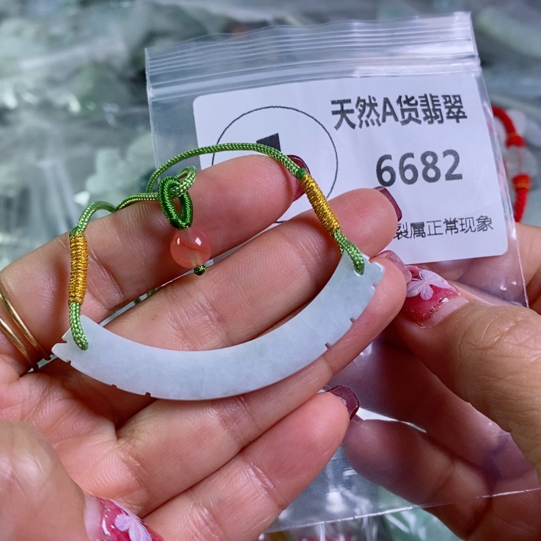 翡翠颈饰未镶嵌吊坠