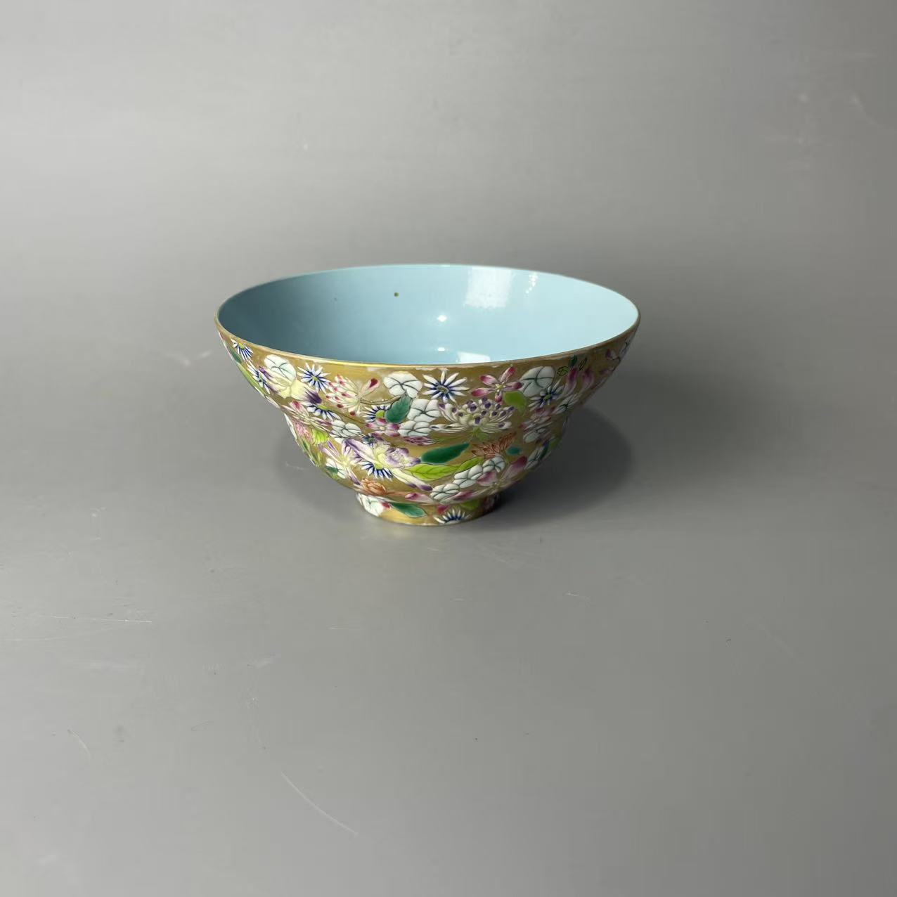 金地粉彩百花不落地折腰碗