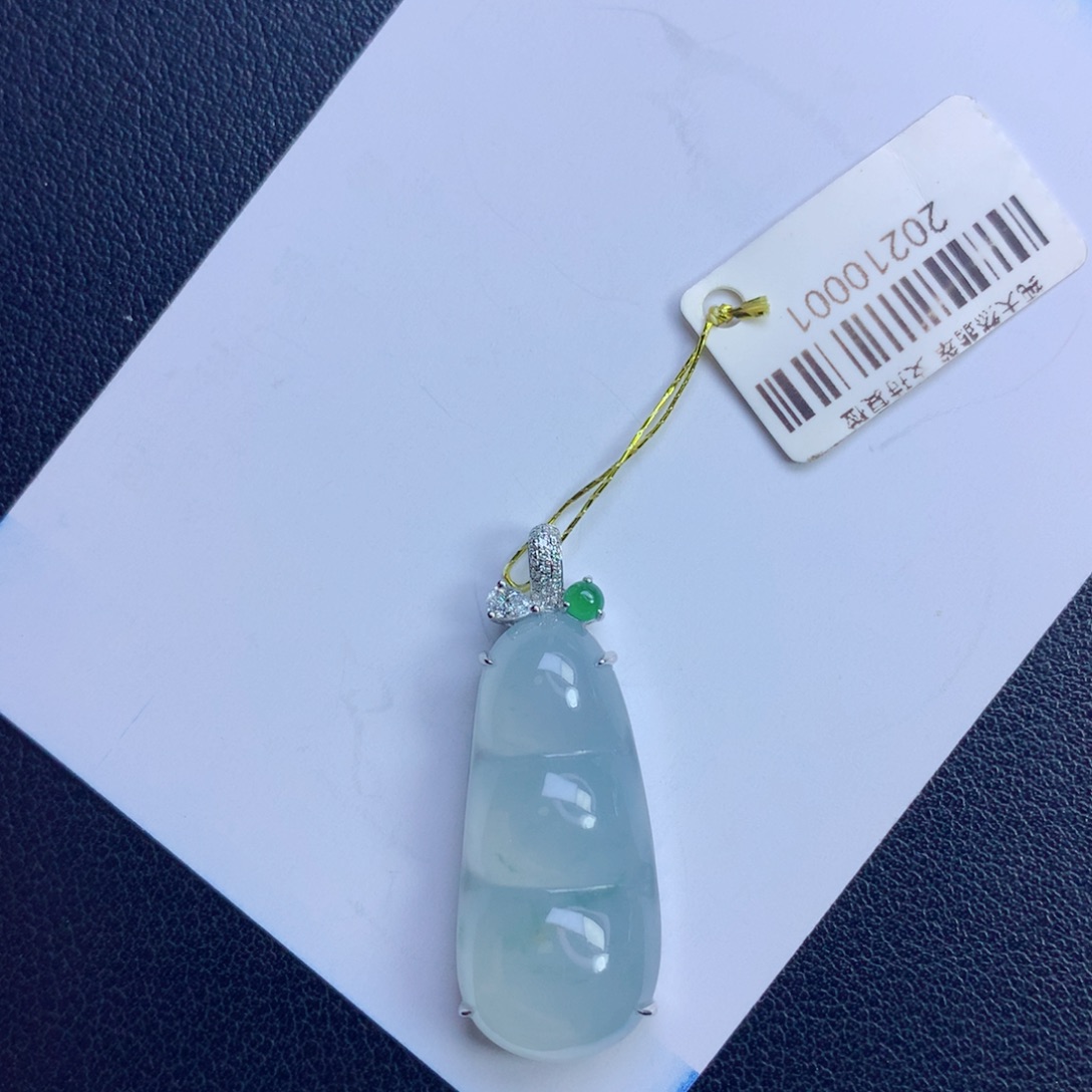 翡翠未镶嵌颈饰福豆