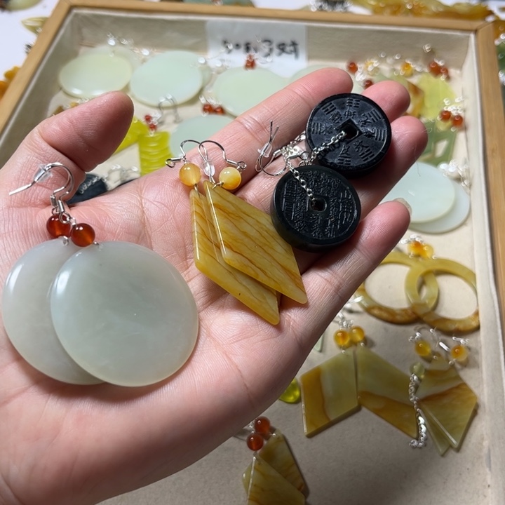 蛇纹石玉未镶嵌耳饰