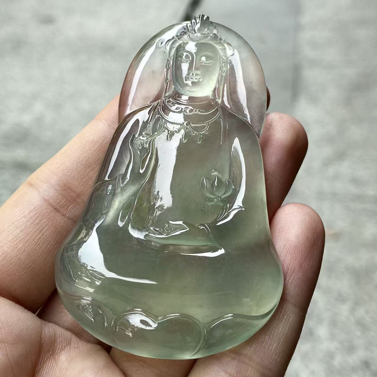 天然a货缅甸翡翠自然光玻璃种晴绿大观音吊坠，尺寸73.1/43.8/6.5
