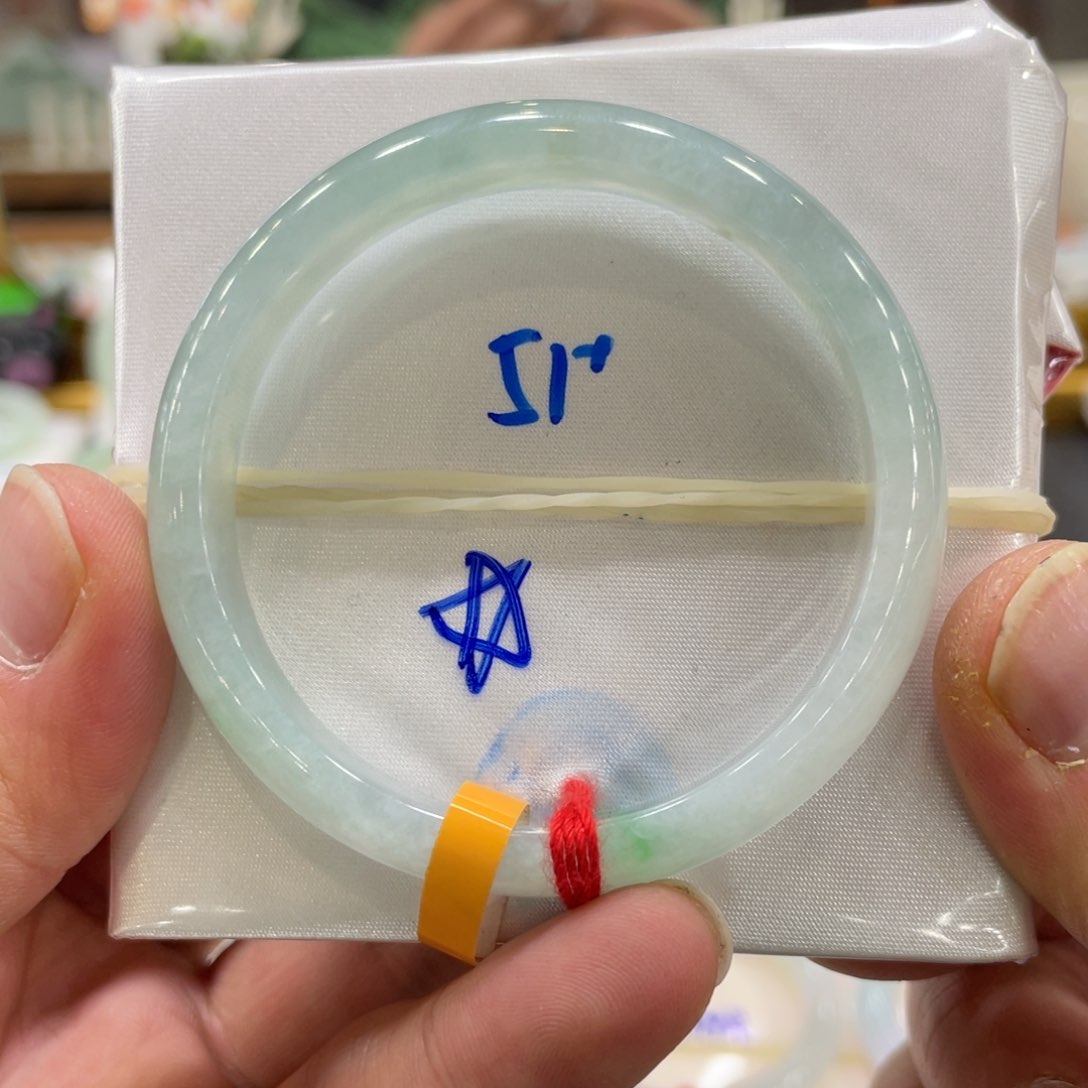 翡翠手镯未镶嵌捏****丸翡翠
