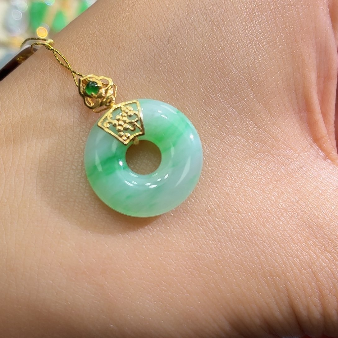 翡翠18K金镶嵌颈饰