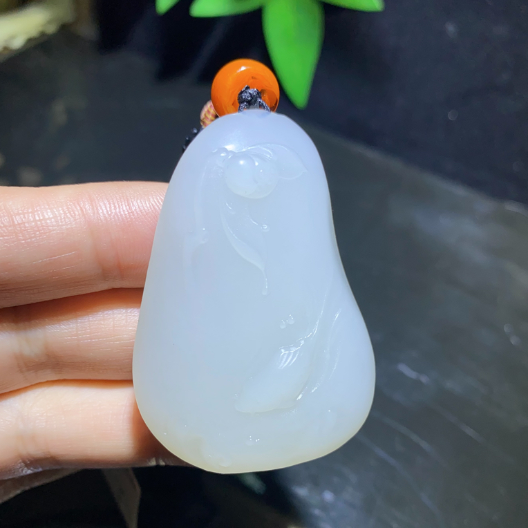 新疆和田玉独籽雕刻连年有余吊坠
