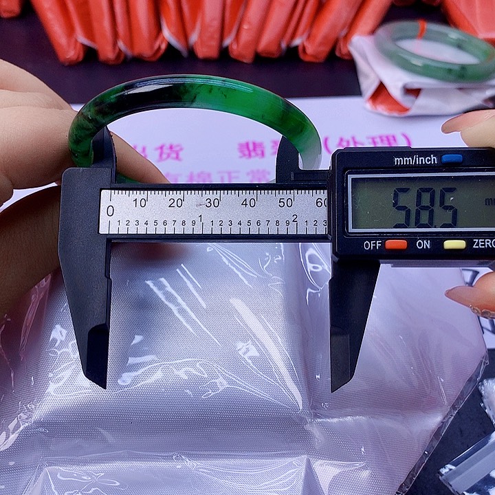 翡翠手镯未镶嵌37。   