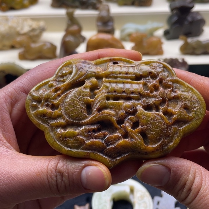 蛇纹石玉颈饰未镶嵌