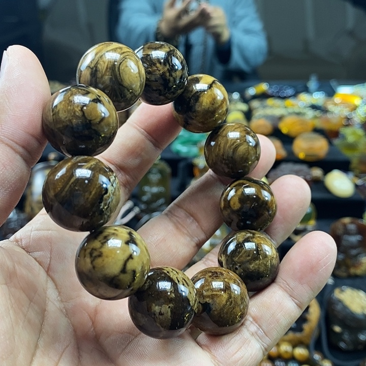 未镶嵌琥珀颈饰一