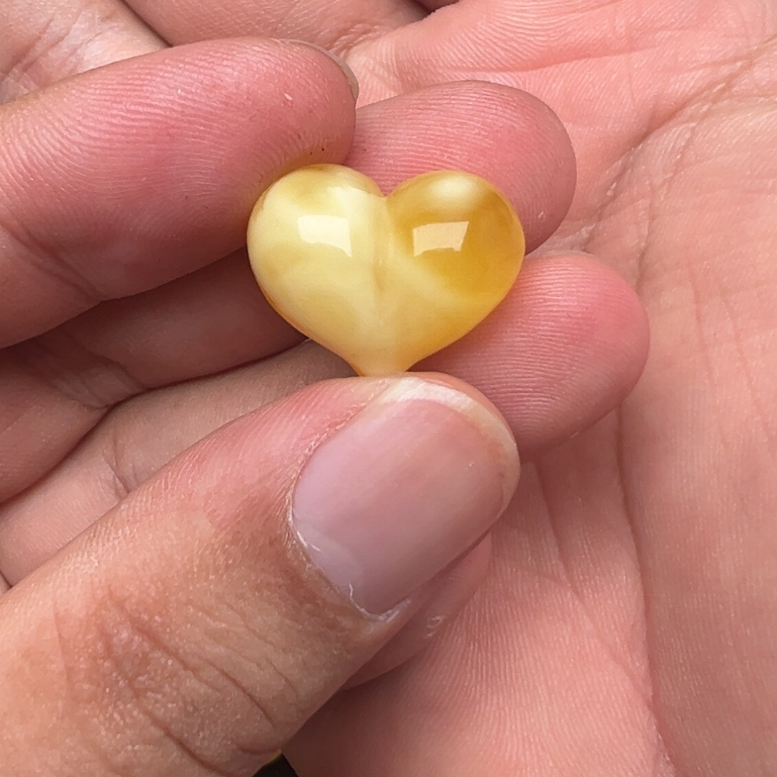 、****琥珀未镶嵌裸石屁桃分拍