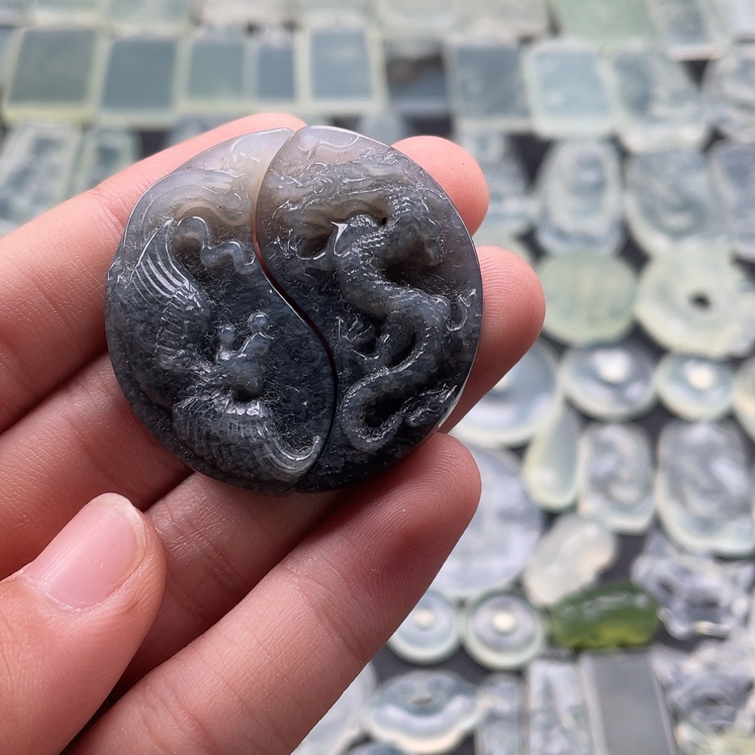 岫玉未镶嵌颈饰龙凤