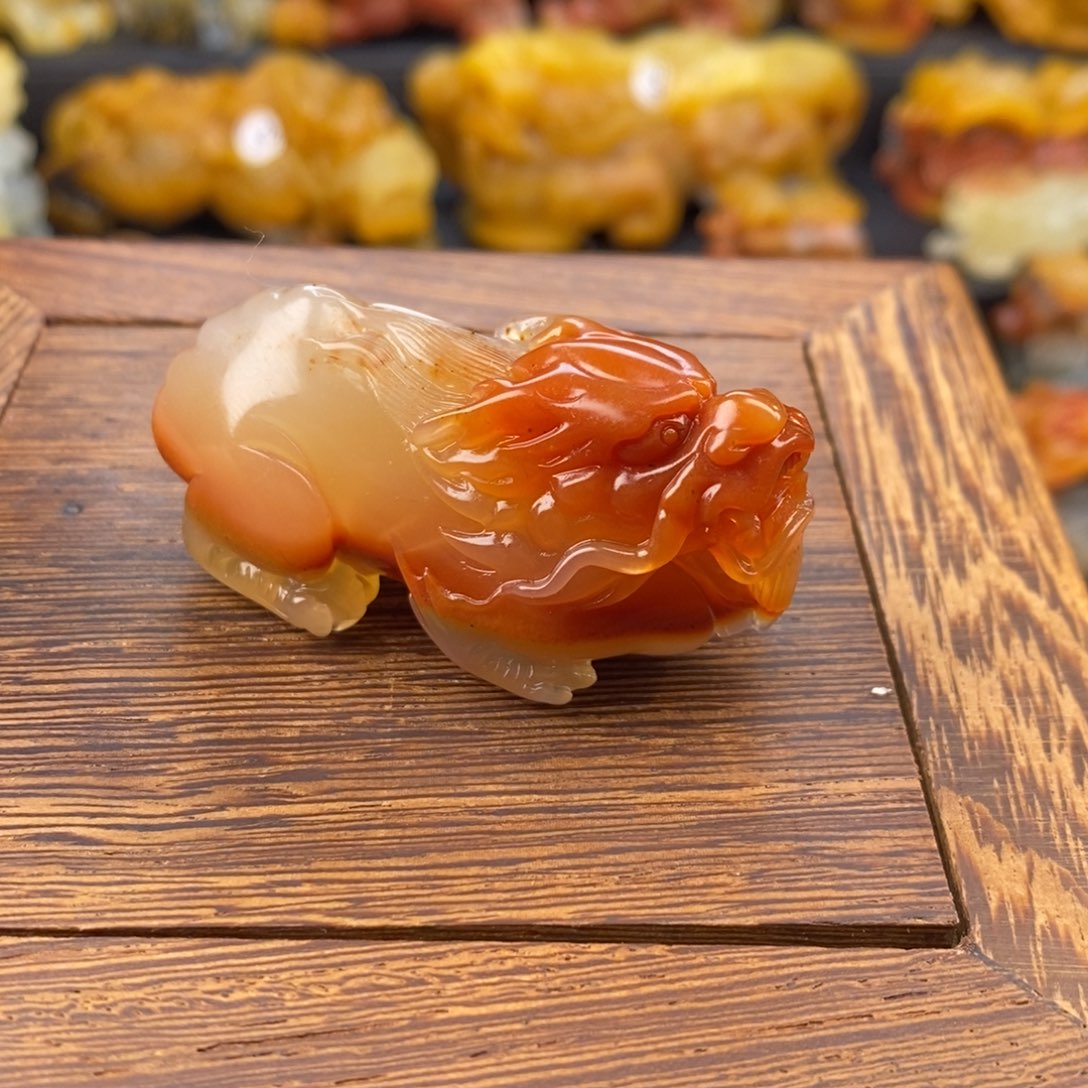 小***.石英质玉（黄龙玉）未镶嵌颈饰