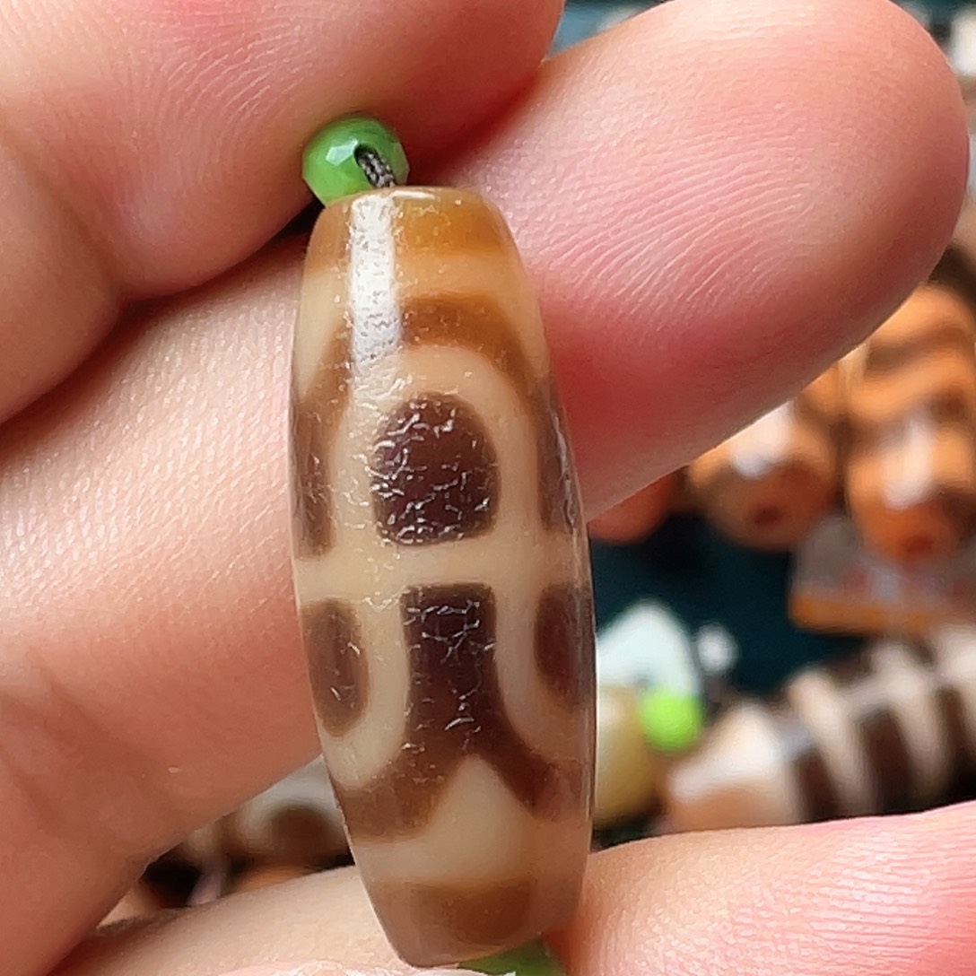 玛瑙/玉髓未镶嵌颈饰小卢虎牙六瓣莲花