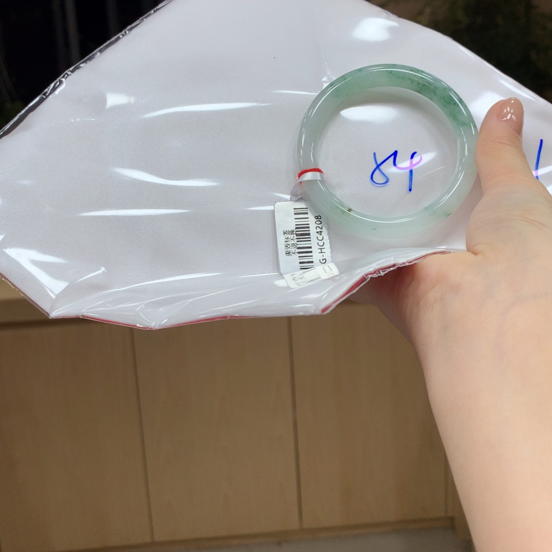 翡翠手镯未镶嵌不退不换