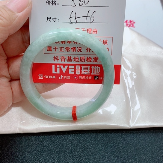 翡翠手镯未镶嵌柠****贝手镯