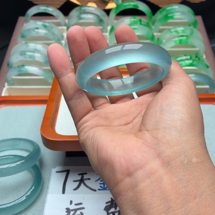 奥***飞石英质玉未镶嵌手镯