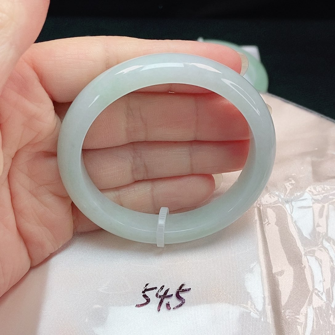 翡翠手镯未镶嵌贵妃