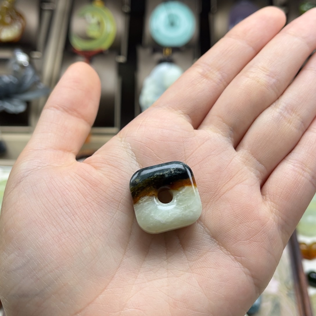 未镶嵌蛇纹石玉颈饰