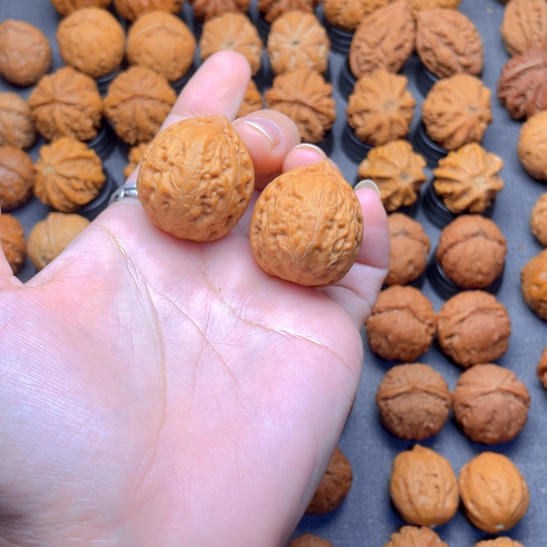 别****核桃文玩把件红宝石