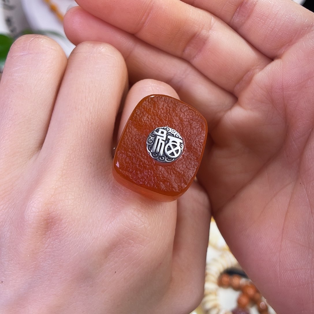 琥珀珠宝奇石未镶嵌。