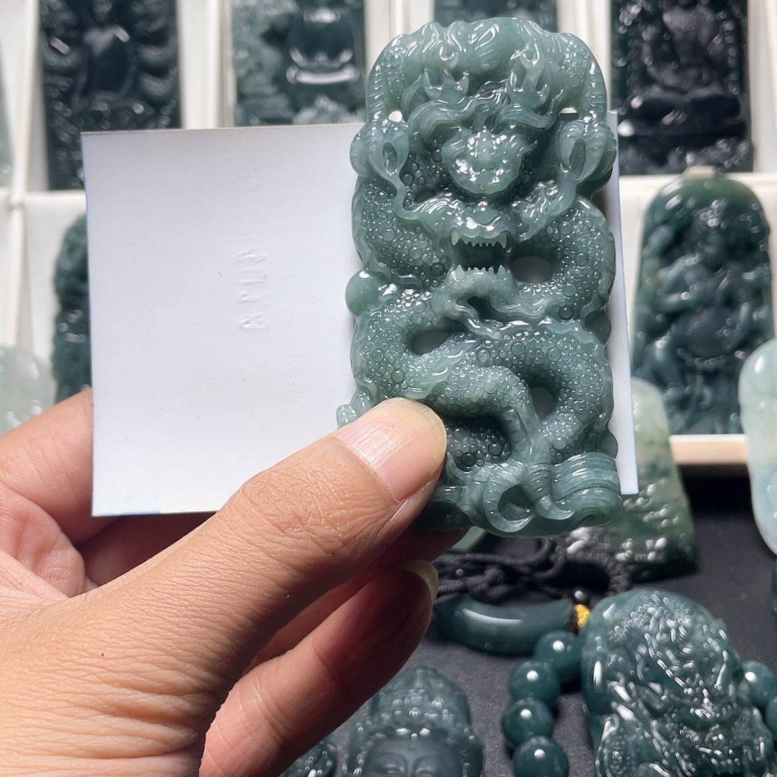 翡翠未镶嵌颈饰龙牌