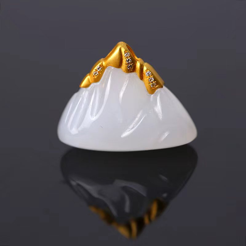 <麟瑞珠宝>天然和田玉金镶设计款日照金山精美吊坠