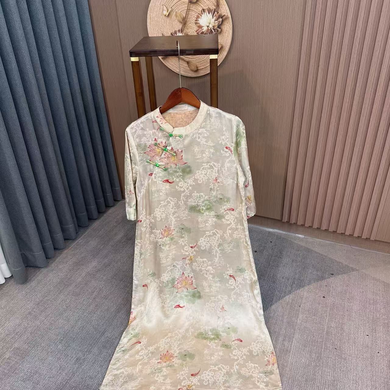 落叶寒-新款复古新中式国风盘扣改良旗袍清冷风直筒提花连衣裙