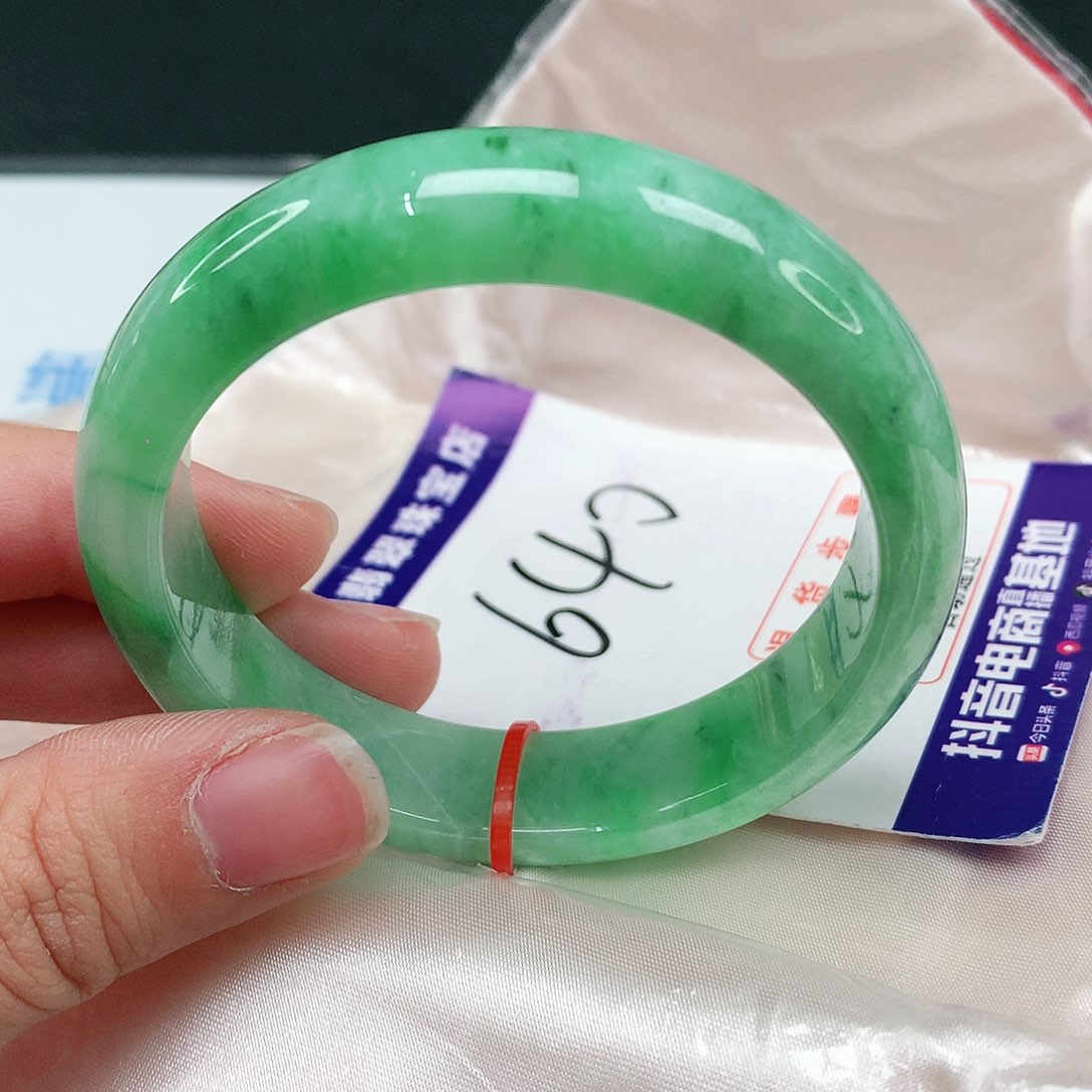 翡翠手镯未镶嵌翡翠