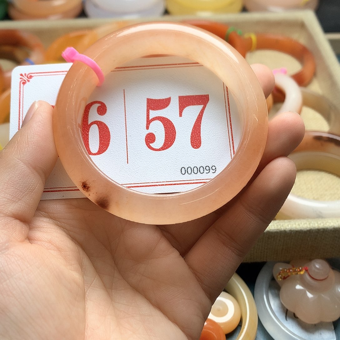 未镶嵌石英质玉（黄龙玉）手镯