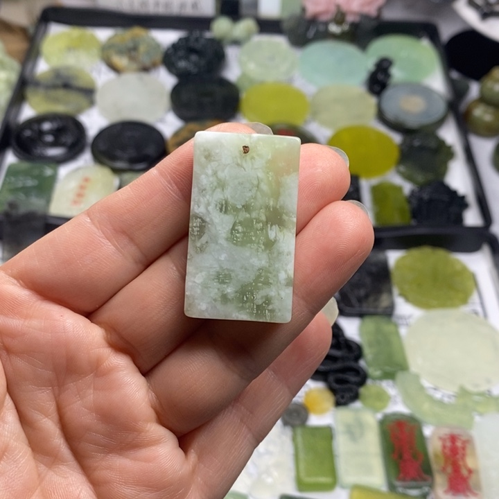 蛇纹石玉颈饰合金