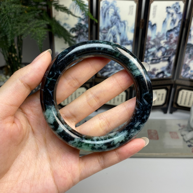 57.5藓加绿飘花圆条手镯 天然翡翠A货手镯