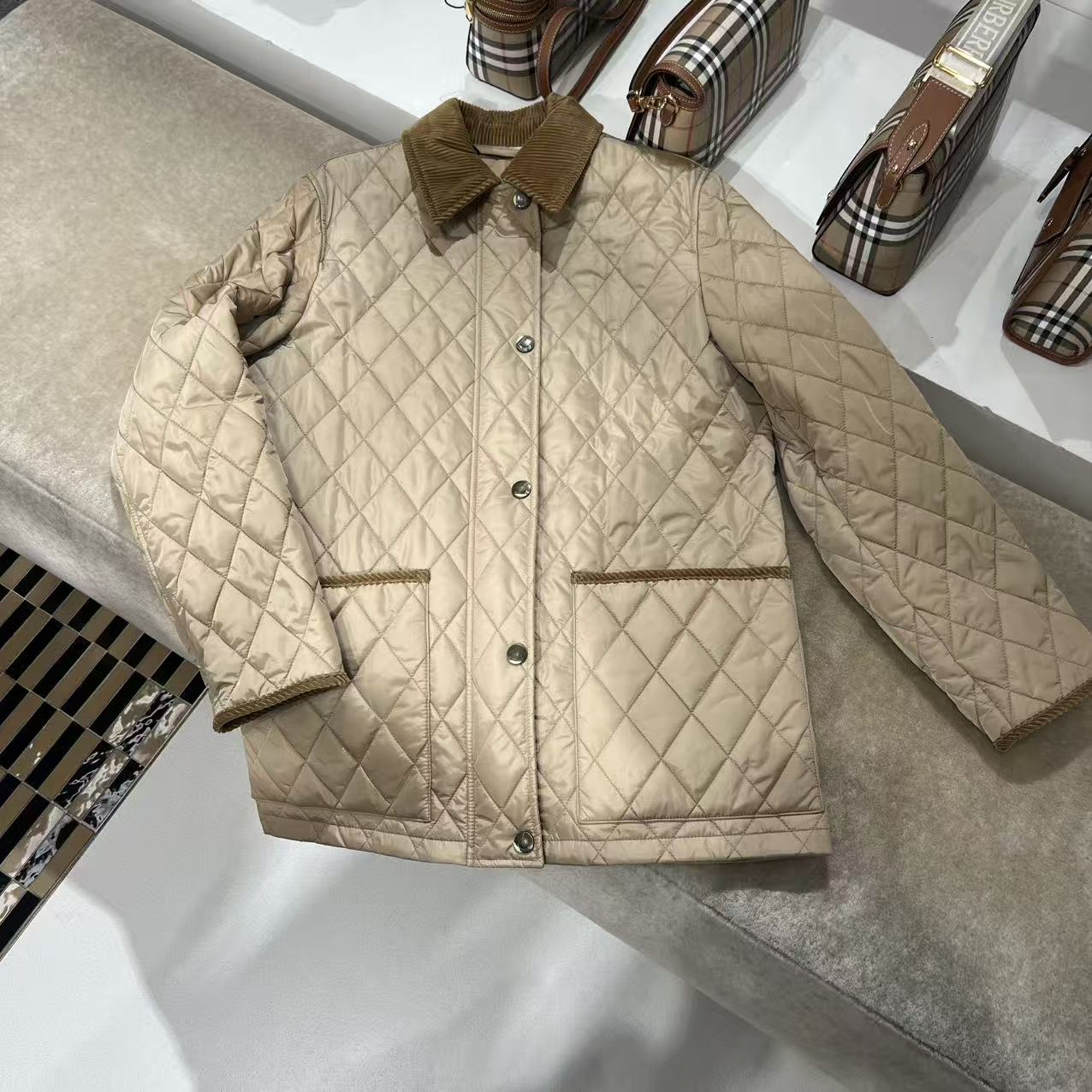 未使用 BURBERRY/博柏利 25秋冬女装 绗缝尼龙谷仓夹克 8107464