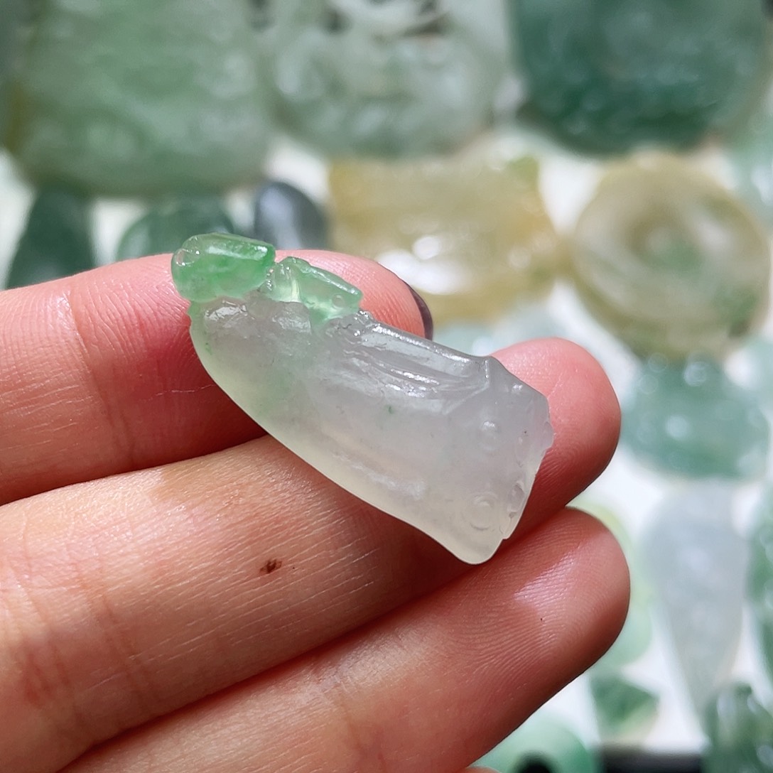 定制翡翠未镶嵌冰绿巧雕莲蓬