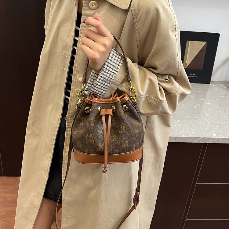 新款百搭气质女包时尚复古小众水桶包经典女包轻奢网红女士包包