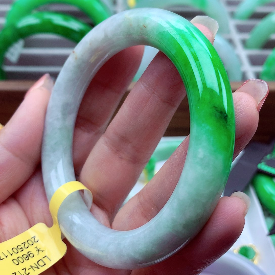 翡翠手镯未镶嵌翡翠