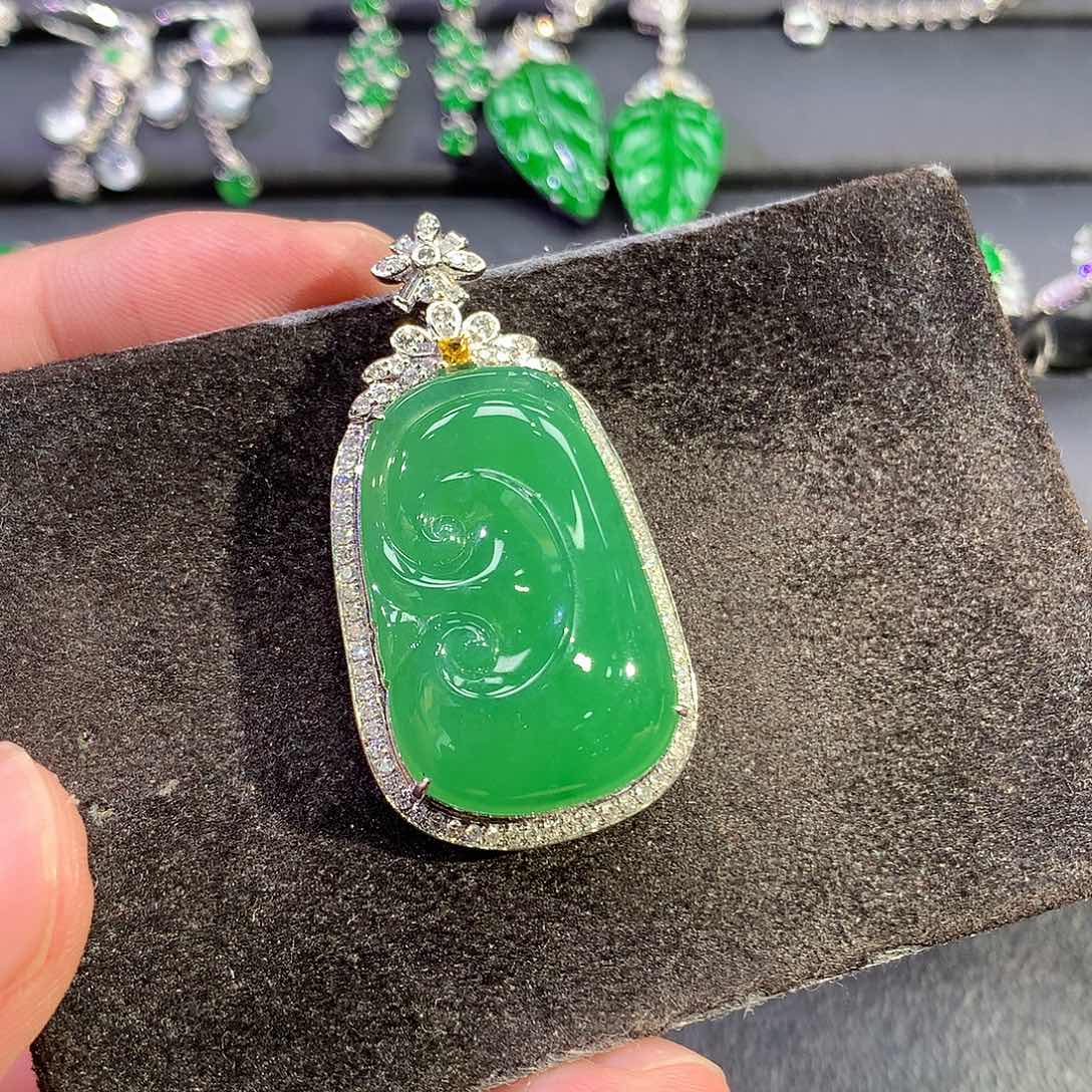 翡翠18K金镶嵌吊坠(赠链)